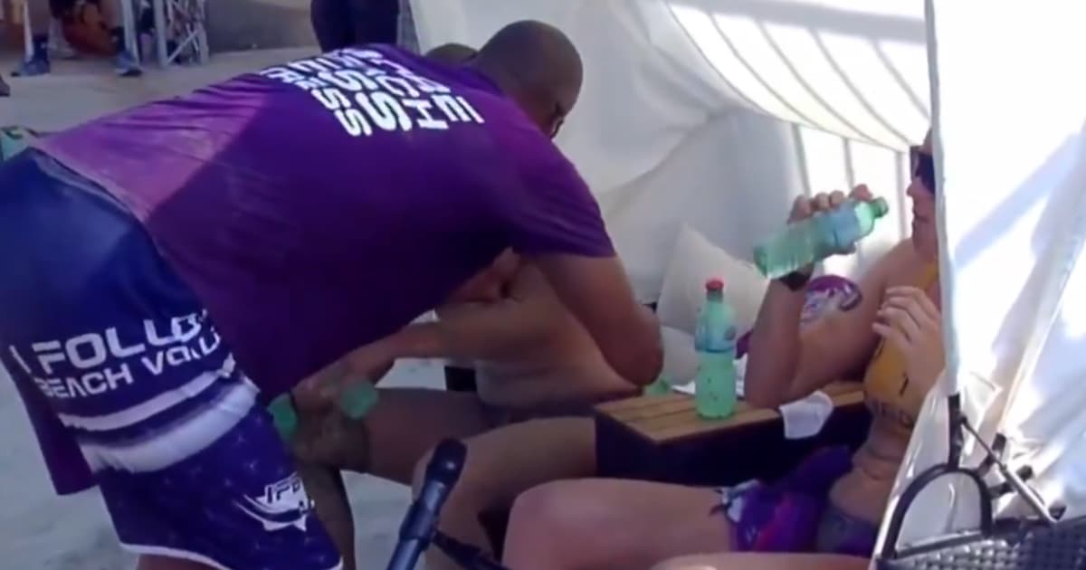 Técnico brasileiro agarra atletas de vôlei de praia pelo braço na Itália