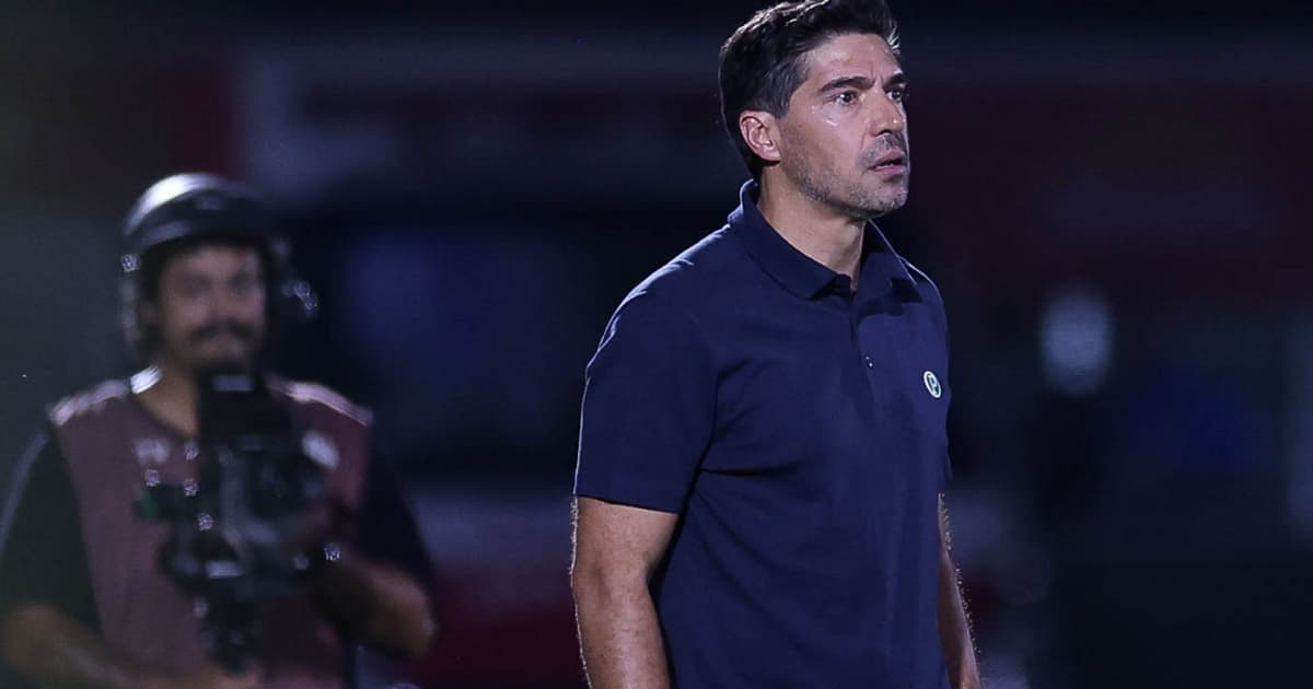 Abel Ferreira é multado por chutar microfone em jogo do Palmeiras na Libertadores; veja valores