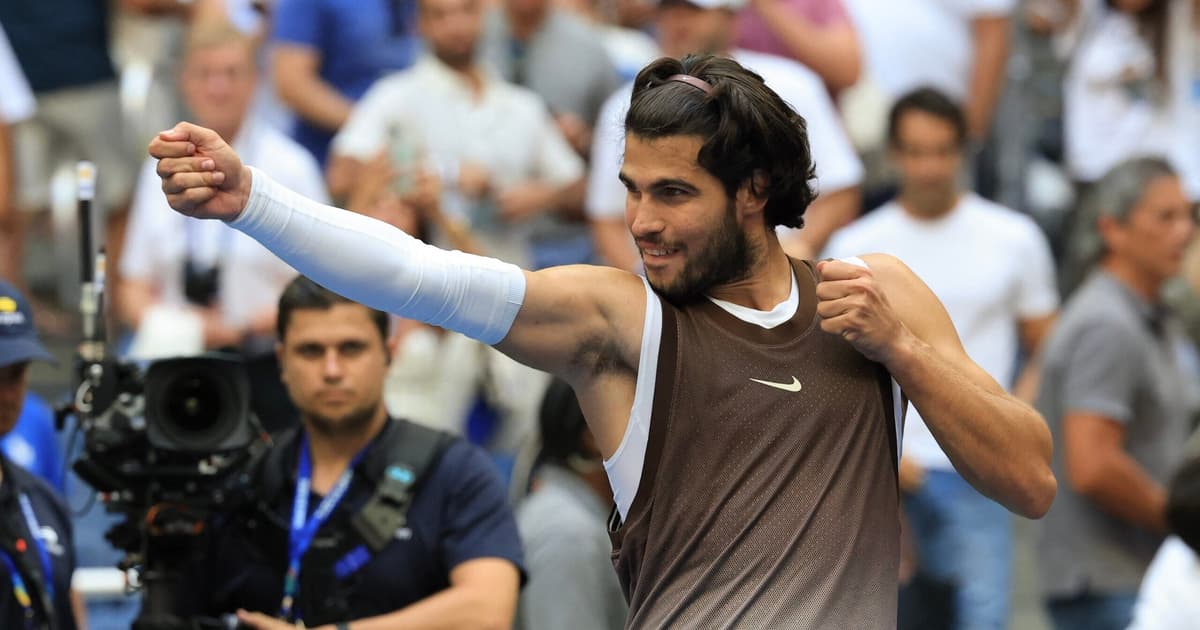 Reação de torcedora com Carlos Alcaraz sem camisa no US Open viraliza; veja