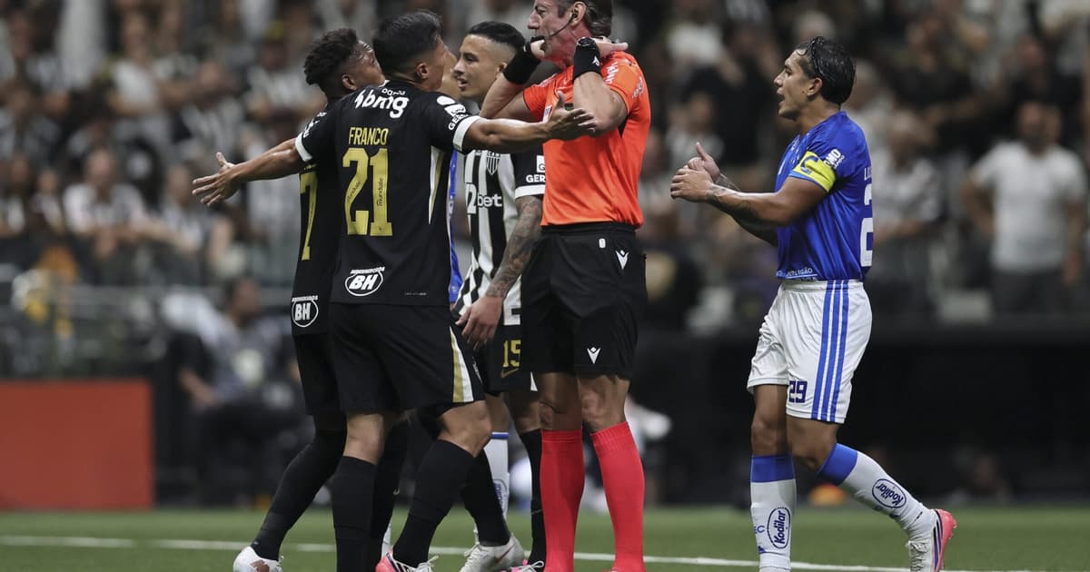 Atuação de Raphael Claus em Atlético-MG x Cruzeiro gera polêmica