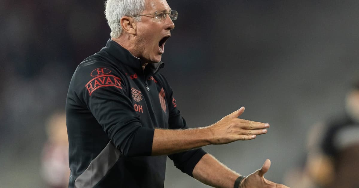 Odair parte para cima da arbitragem e é expulso por Daronco