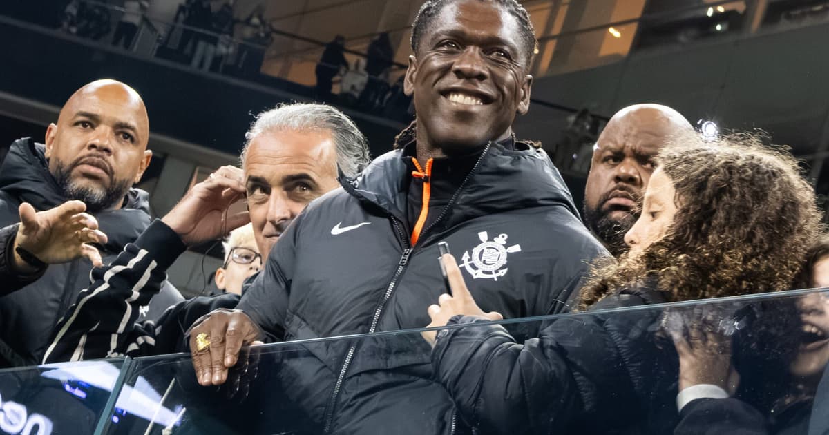 Sem registro no BID, Seedorf assiste Corinthians x Vitória da arquibancada