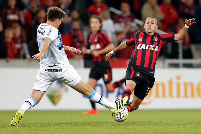 PORTO ALEGRE - RS - 24/07/2016 - BRASILEIRO A 2016, GREMIO X SAO PAULO -  Jogador Bolanos do Gremio disputa lance com jogador Wesley do Sao Paulo  durante partida pelo Campeonato Brasileiro