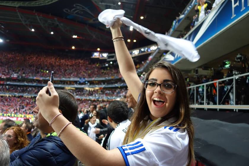 Assistir futebol, torcer para times, ir a estádios, é considerado