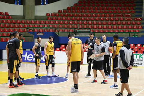 Sesi Franca Basquete não sustenta ritmo e série semifinal do NBB