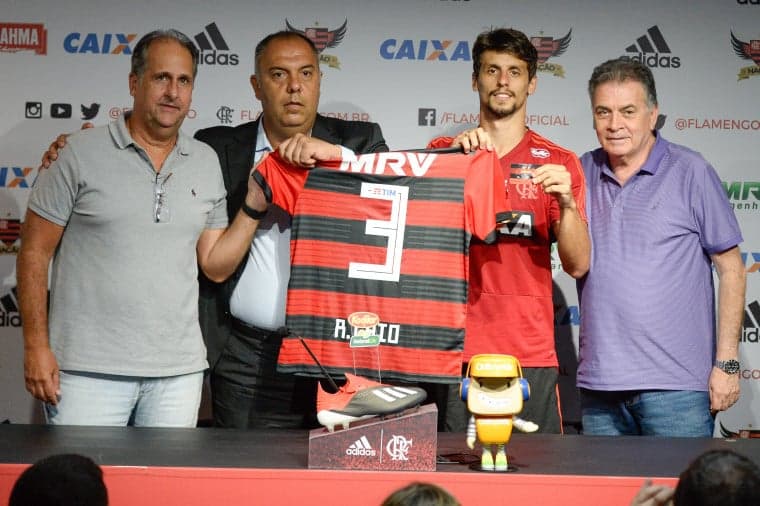 Paulinho e Diego Silva são apresentados e vestem camisa do Flamengo
