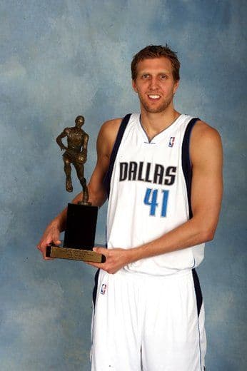 Sexto maior cestinha da história da NBA, Nowitzki brilha e