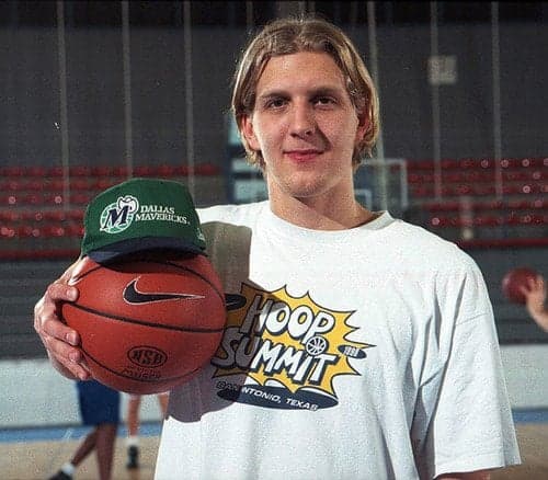 Sexto maior cestinha da história da NBA, Nowitzki brilha e