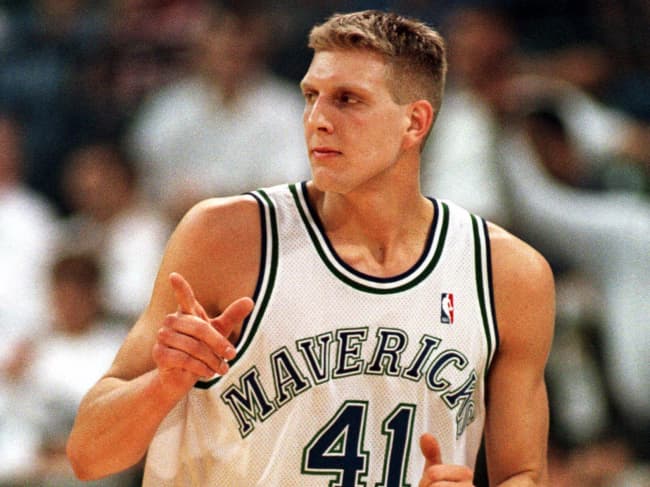 Sexto maior cestinha da história da NBA, Nowitzki brilha e