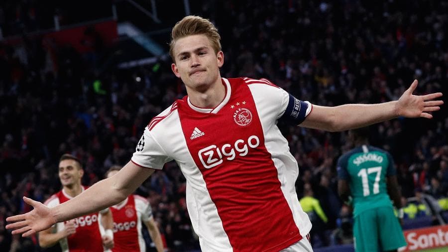 Ajax contrata atacante que foi eleito o craque da segunda divisão inglesa  