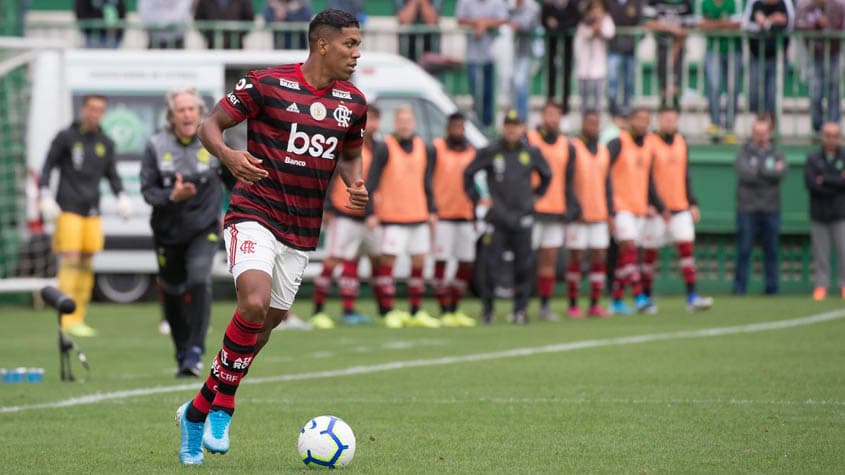 Bruno Henrique marca de cabeça e Flamengo vence Chapecoense na Arena Condá  - TNH1