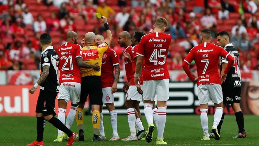 Athletico-PR 0 x 0 Internacional: VAR, lances e gol de mão anulado em jogo  do Brasileirão