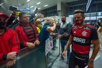 Isla chega ao Rio e é recebido pela torcida do Flamengo