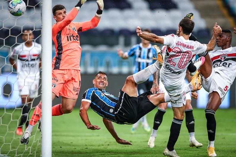 SP - Sao Paulo - 14/08/2021 - BRAZILIAN IN 2021, SAO PAULO X GREMIO -  Galeano, Sao Paulo player disputes a bid with Vanderson, Gremio player  during a match at Morumbi stadium