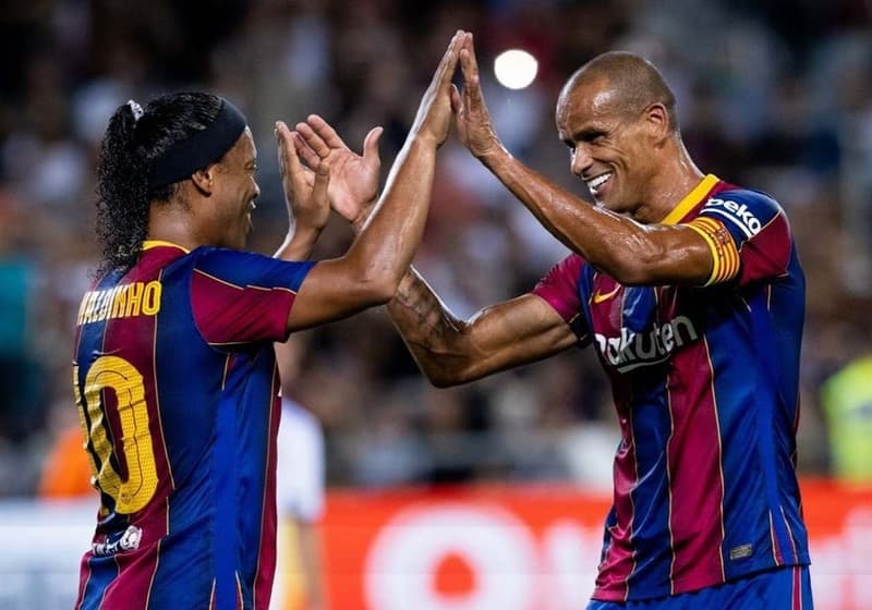 Ronaldinho Gaúcho dá show em jogo de lendas de Barcelona e Real Madrid