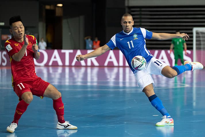 Melhor goleiro do mundo, brasileiro Guitta destaca evolução do futsal no  Mundial