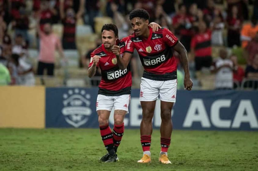 Focados no Brasileirão, Corinthians e Flamengo medem forças em