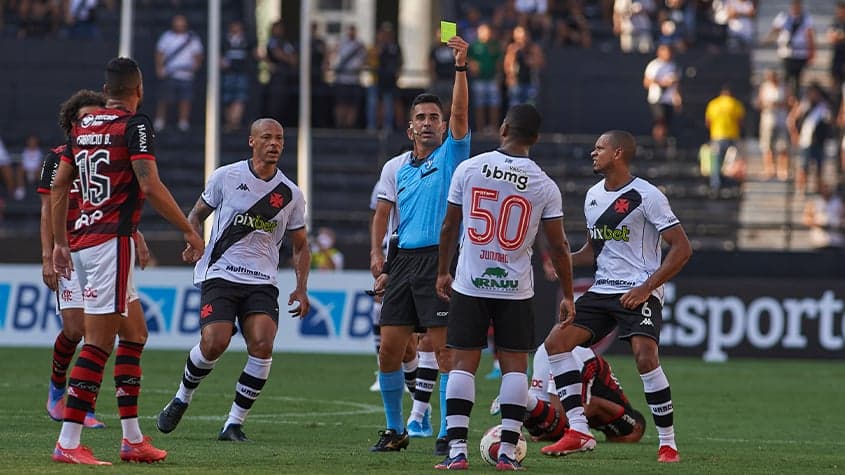 Foto mostra lance de Capasso que originou o pênalti do Flamengo