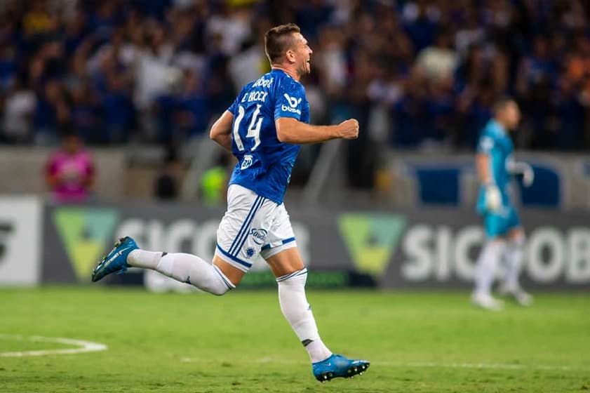 Vídeo: jogador do Cruzeiro marca golaço em treino > No Ataque