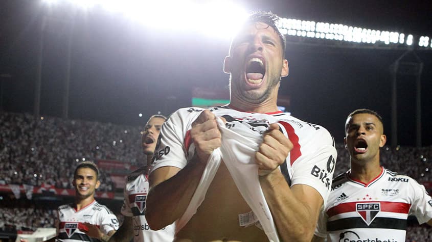 Calleri brilha, São Paulo derruba invencibilidade do Palmeiras e