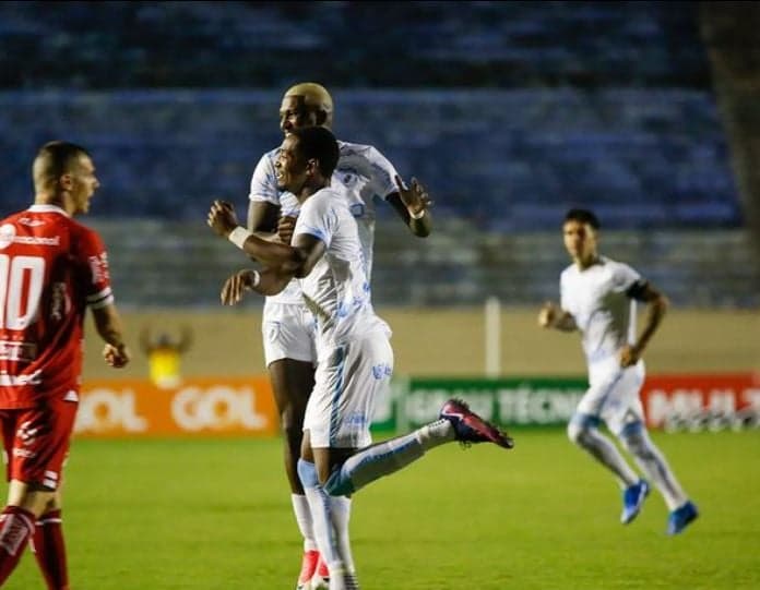 Vila Nova sai atrás, vira o jogo, mas cede empate ao Londrina nos acréscimos