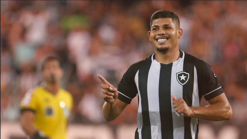 Botafogo vira no final sobre Fortaleza e Textor festeja com torcida