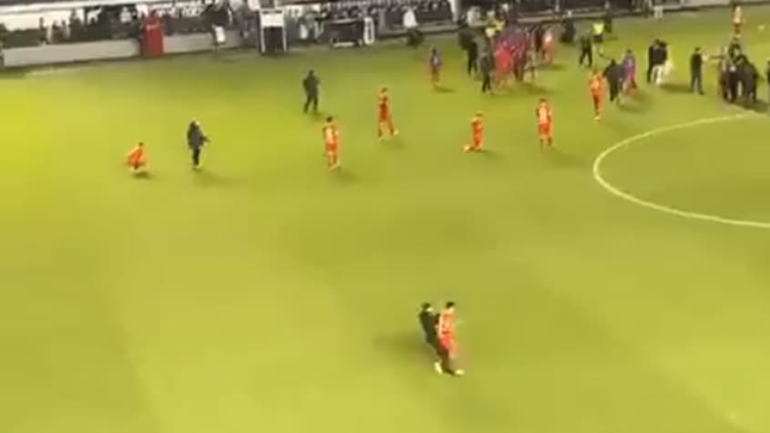 VÍDEO: Touro invade estádio, arrasta homem e persegue jogadores