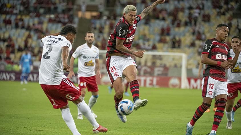 Flamengo vence Sporting Cristal e avança em primeiro na Libertadores