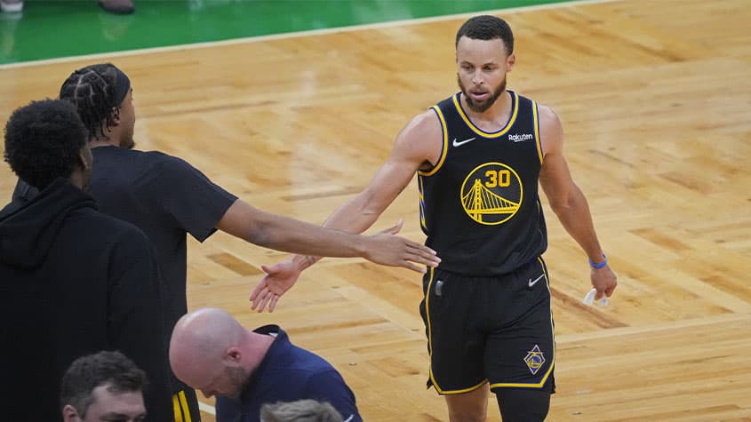 Grande exibição de Curry volta a empatar a final da NBA