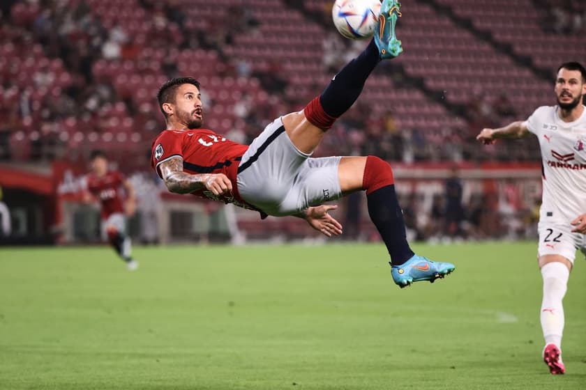 Ex-jogador do Bahia e Chapecoense faz gol e garante empate da