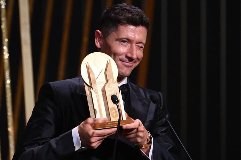 Lewandowski leva o prêmio de melhor jogador do mundo pela segunda vez