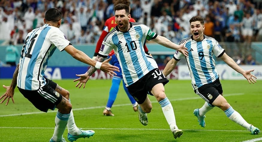 Com gol de Messi e golaço de promessa, Argentina vence México e