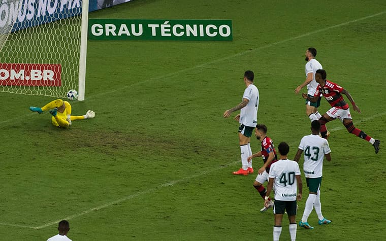 Flamengo x Goiás: Pedro se machuca ao cobrar pênalti e deixa o jogo