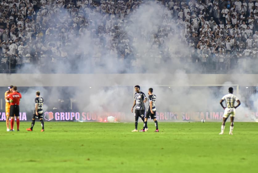 Corinthians vence o Santos na Vila Belmiro e Peixe sofre com protestos (Foto: Jota Erre/Photo Premium/Gazeta Press)