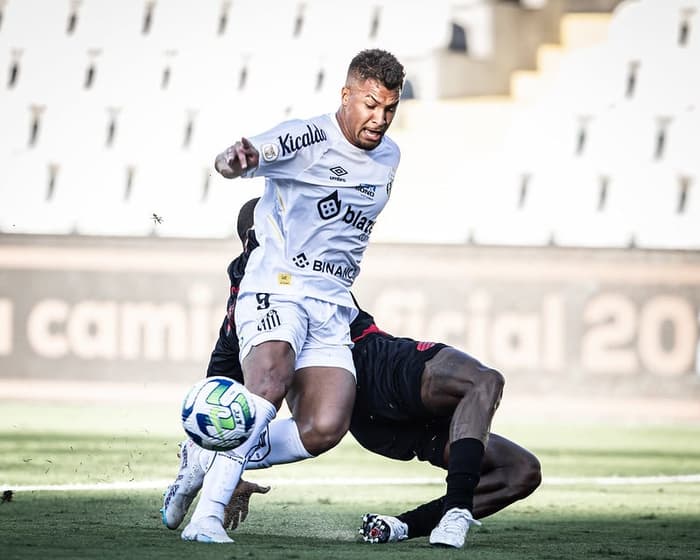 Santos loses to Athletico-PR and reaches the final round of Brasileirão  threatened with relegation 