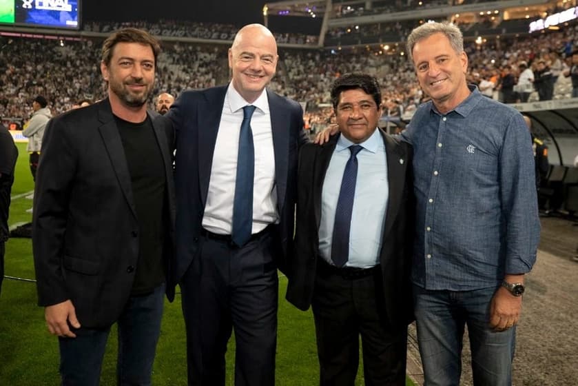 Presidentes de Corinthians e Flamengo posam com os presidentes da Fifa e CBF na Neo Química Arena
