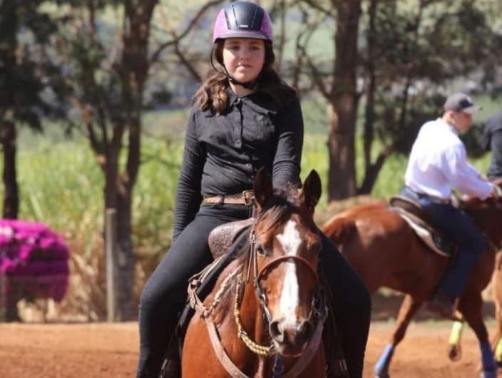 moça fui em um rodeio e tinha uma menina que quando dava 8 segundos que o  piao tava montado no touro ou cavalo ela ia la e tirava o piao e  dezariava