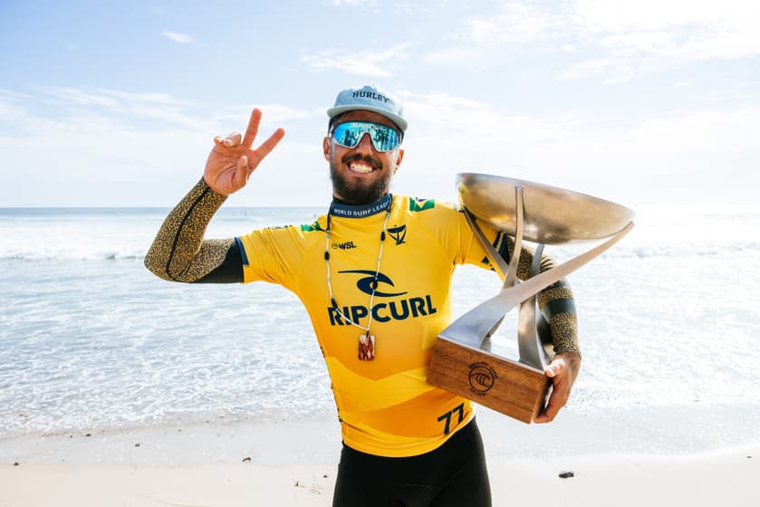 Filipe Toledo é o campeão mundial de surfe de 2022