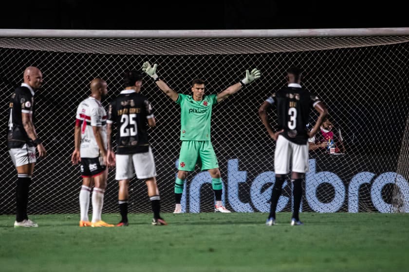 Léo Jardim, do Vasco, se torna o segundo goleiro com mais defesas no  Brasileirão - Lance!