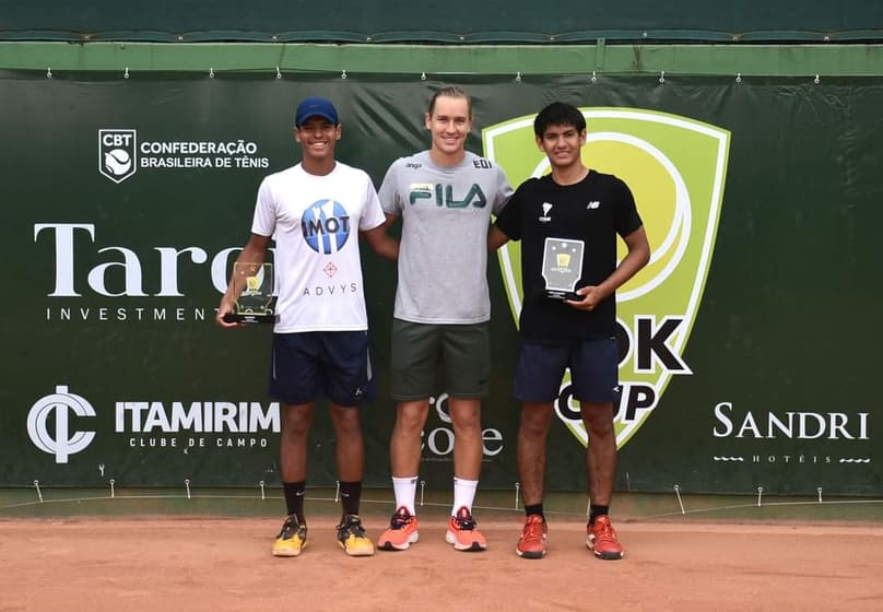 Atleta catarinense e jovem talento de 13 anos vencem na estreia do ADK  Juniors Cup - 14ª Copa Santa Catarina de Tênis - em Itajaí (SC)