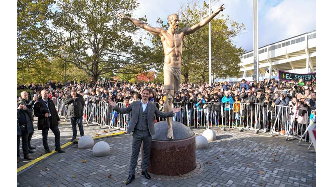 Ibra inaugura estátua na Suécia: 'É a maior coisa que pode