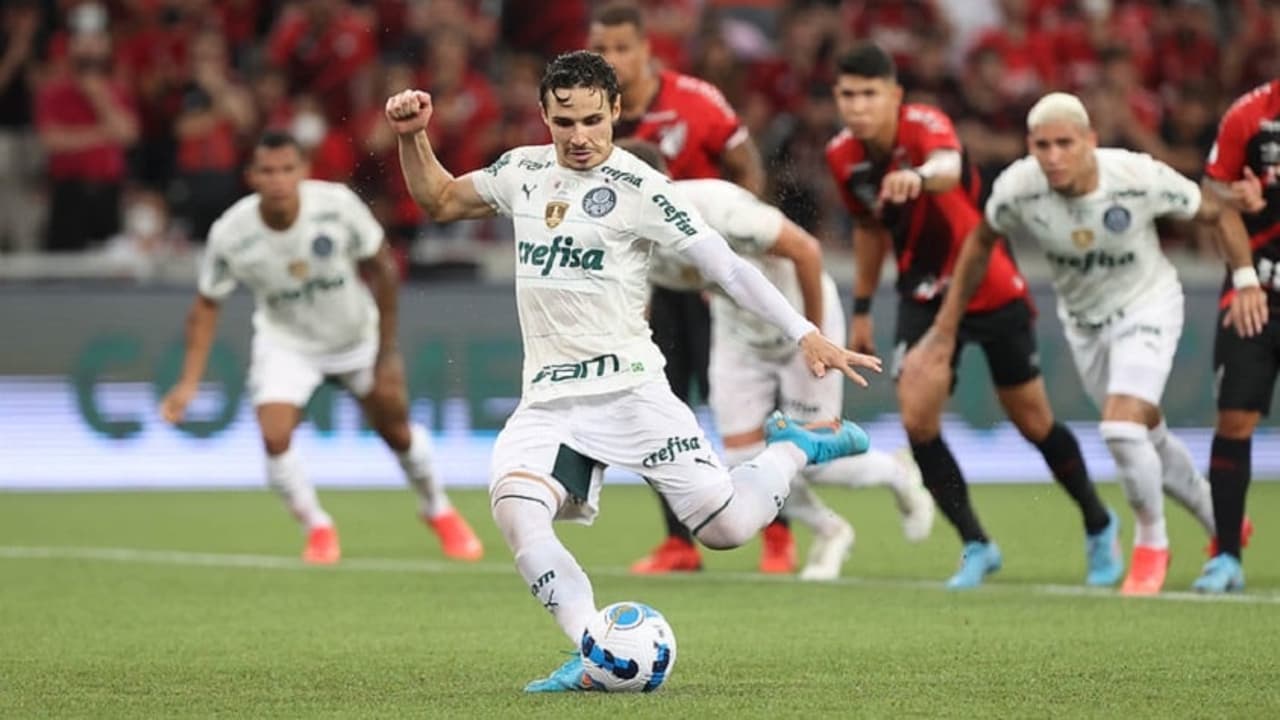Decisivo, Raphael Veiga iguala Djalminha em gols de pênalti e