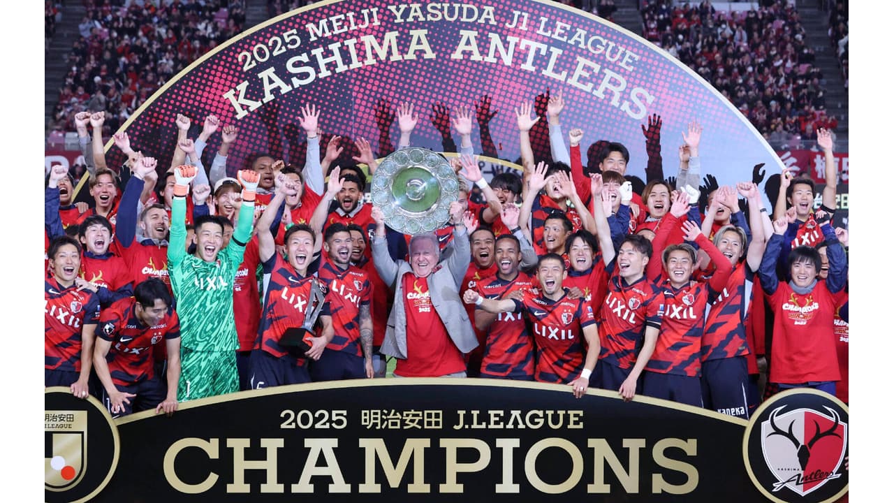 Zico levanta a taça de campeão japonês do Kashima Antlers