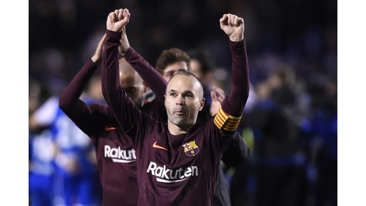 Iniesta comemora título e agradece à torcida do La Coruña por aplausos
