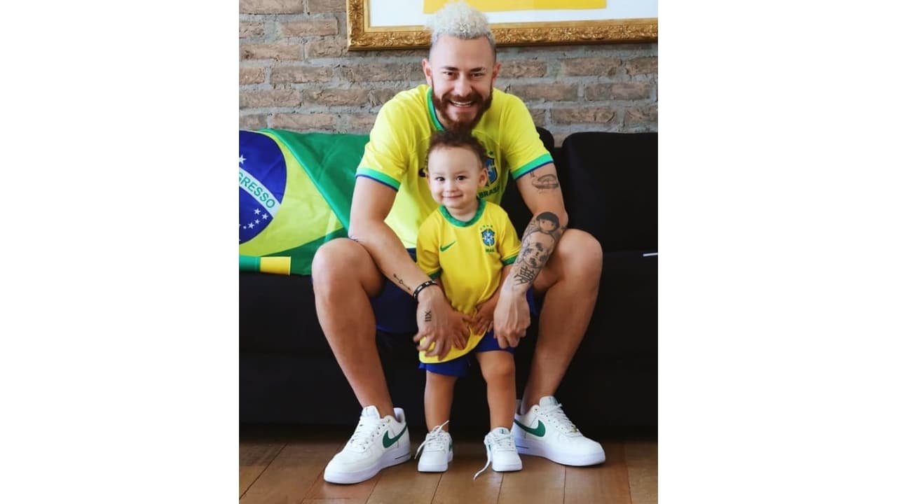 Fred se derrete ao ver jogo do Brasil na Copa do Mundo ao lado de Cris,  filho com Bianca Andrade - Estrelando