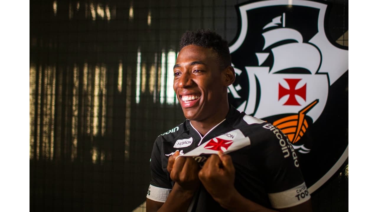 Zagueiro do Vasco, Léo presenteia filho de açougueiro com um PlayStation 5;  veja vídeo - Lance!