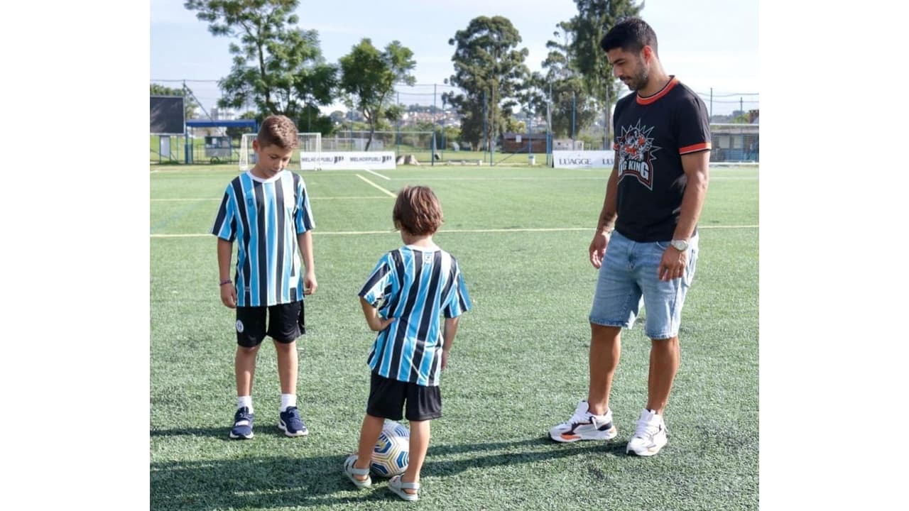 Luis Suárez matricula os filhos na escolinha de futebol do Grêmio - Lance!