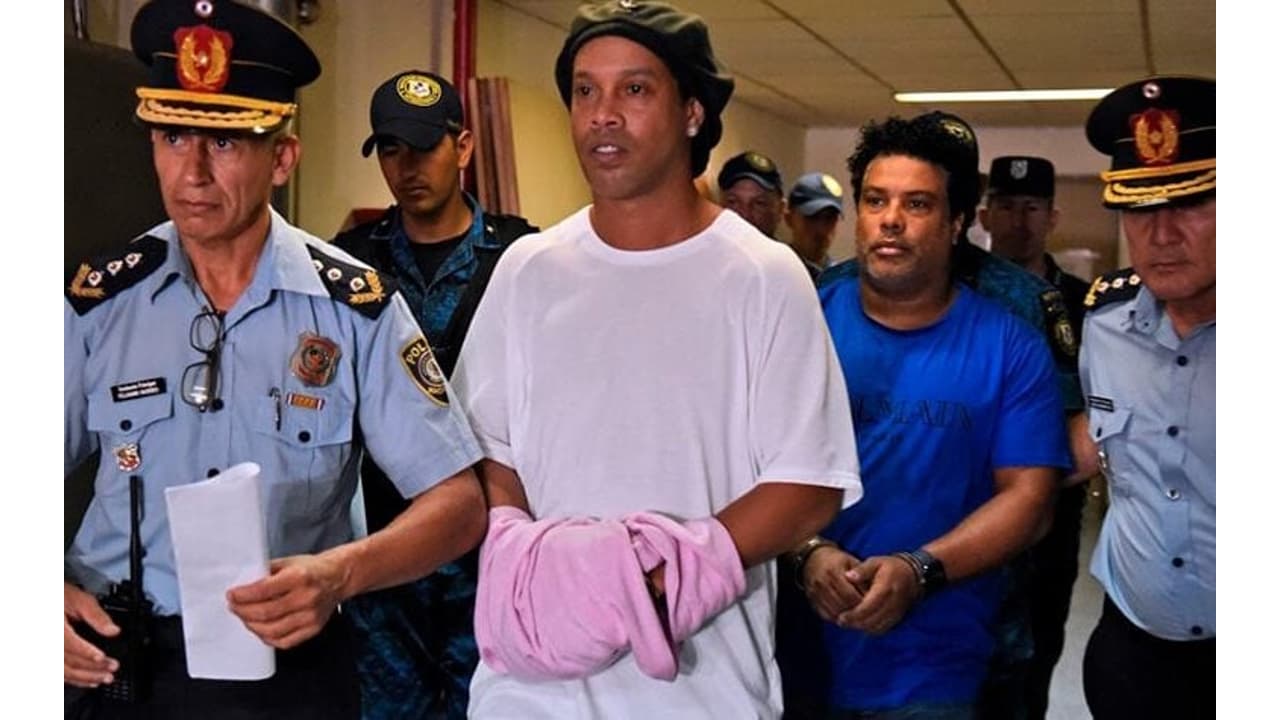 Qual foi o desfecho da prisão de Ronaldinho no Paraguai por passaporte  falso? - Lance!