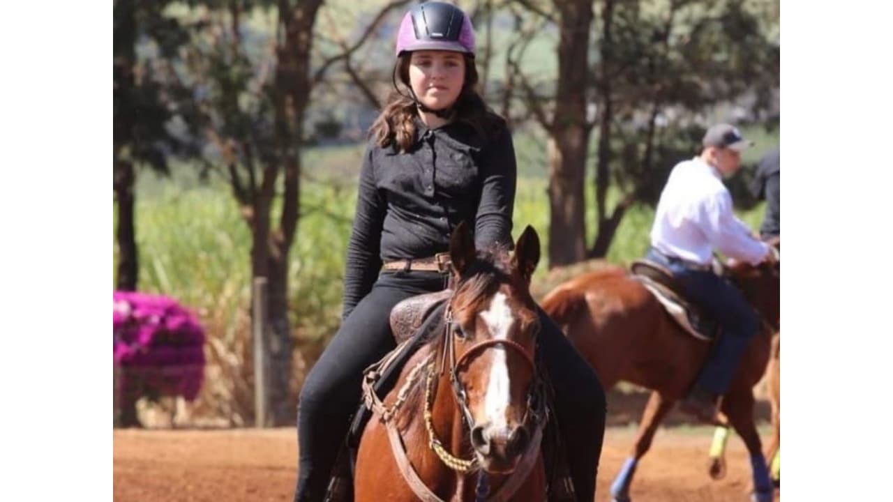 Menina de 11 anos morre ao cair de cavalo durante treino para competição;  animal é levado ao velório - Lance!