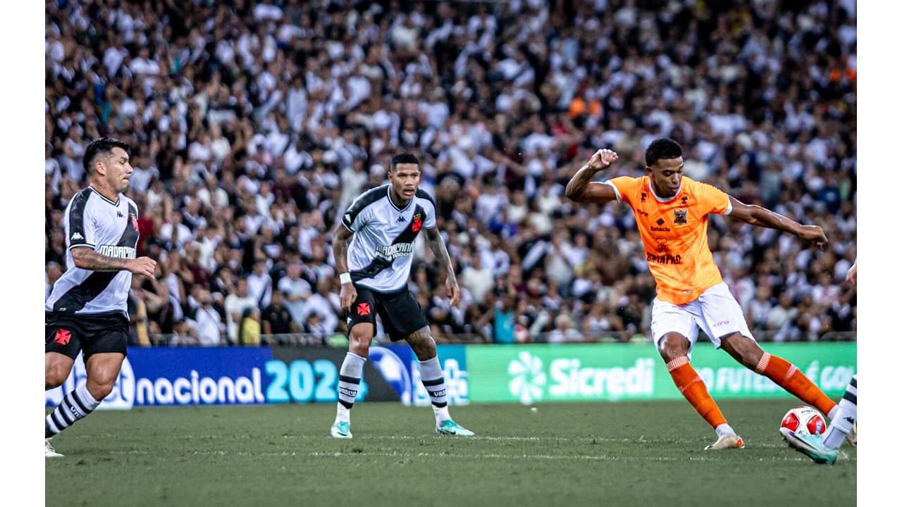 Carlinhos, último reforço do Flamengo, enfrenta obstáculos para sequência  no time.